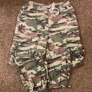 Army, Cargos
